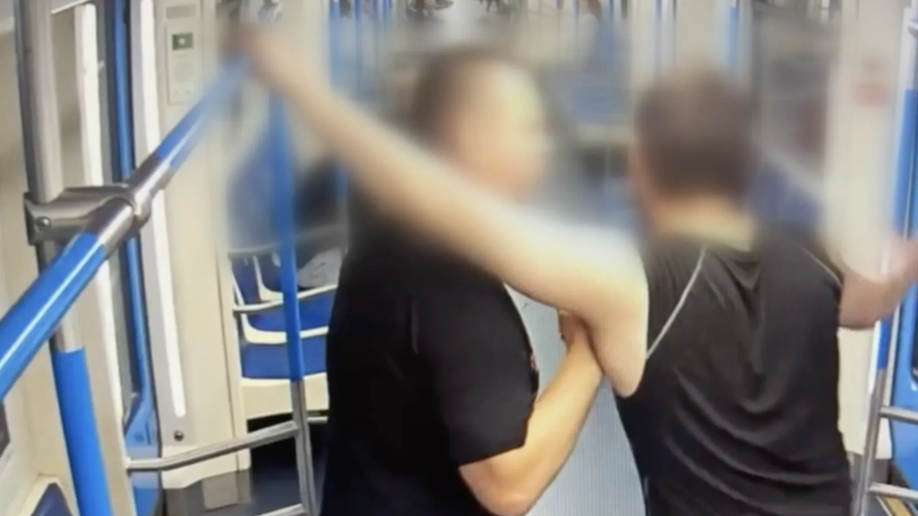 «Дал бычка» в лицо: пассажир избил мужчину в вагоне метро в Москве