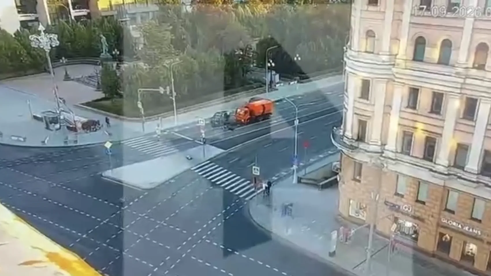 Жесткое видео: опубликован момент массового ДТП на Страстном бульваре в Москве