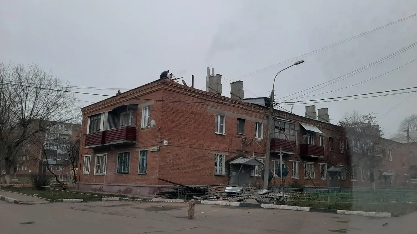 Кровлю дома в поселке Подольска начали капитально ремонтировать