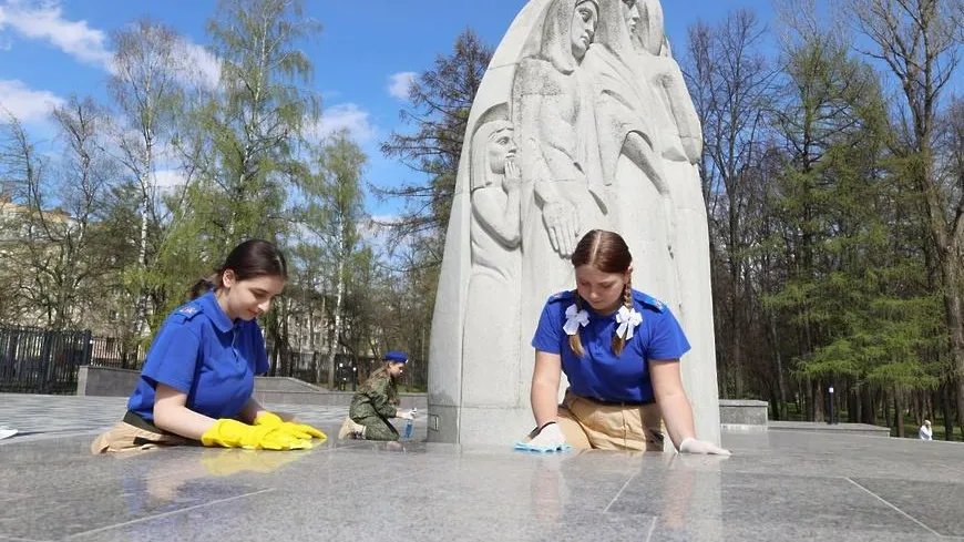 В Мытищах юнармейцы привели в порядок воинский мемориал