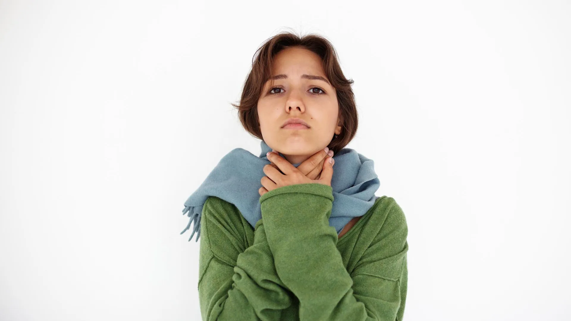 Врач объяснила, откуда берется ощущение кома в горле зимой