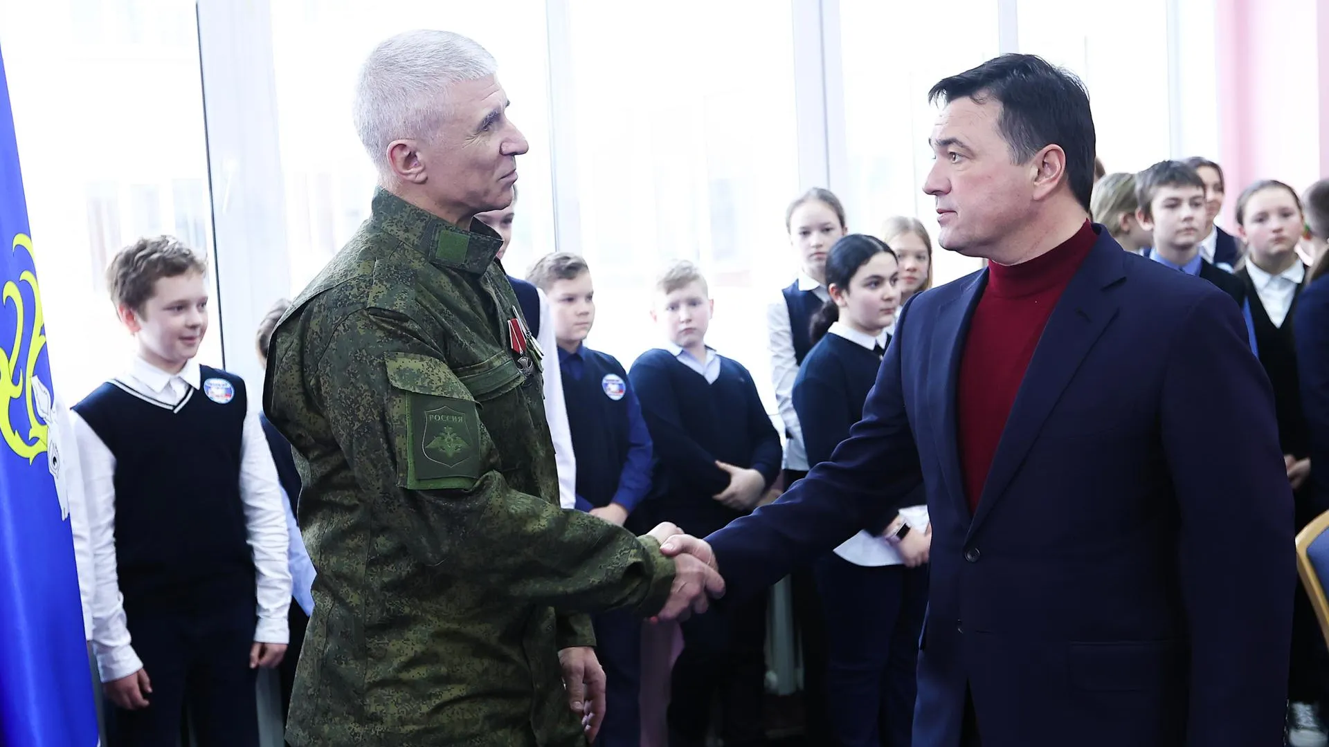 Андрей Воробьев вручил Орден Мужества участнику военной спецоперации