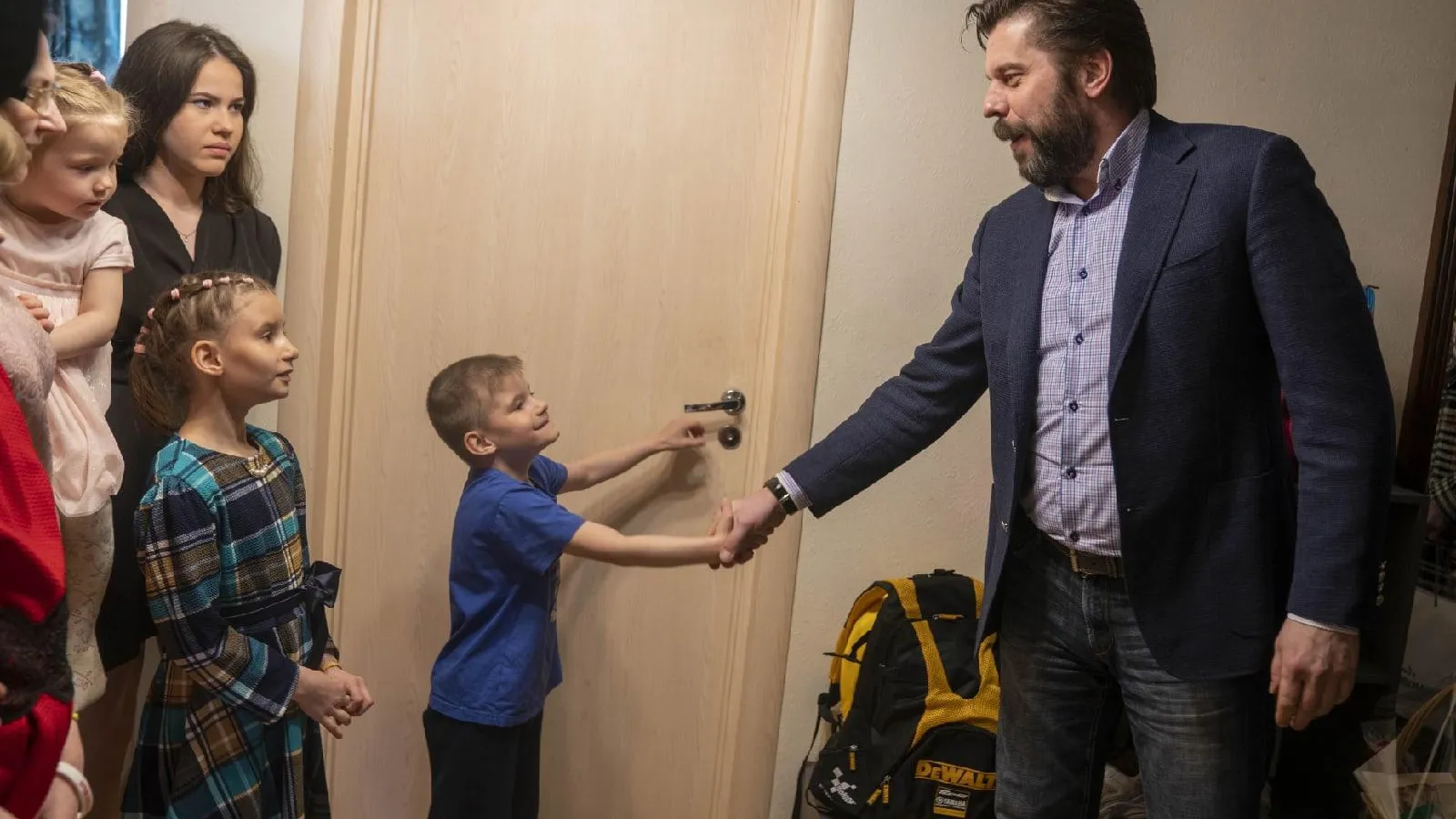 Глава Домодедова навестил взятых под опеку детей из Донбасса