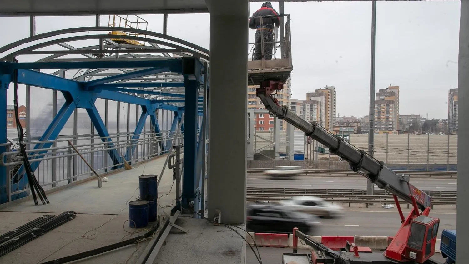 В Подольске приступили к монтажу электрооборудования на пешеходном переходе у ЖК