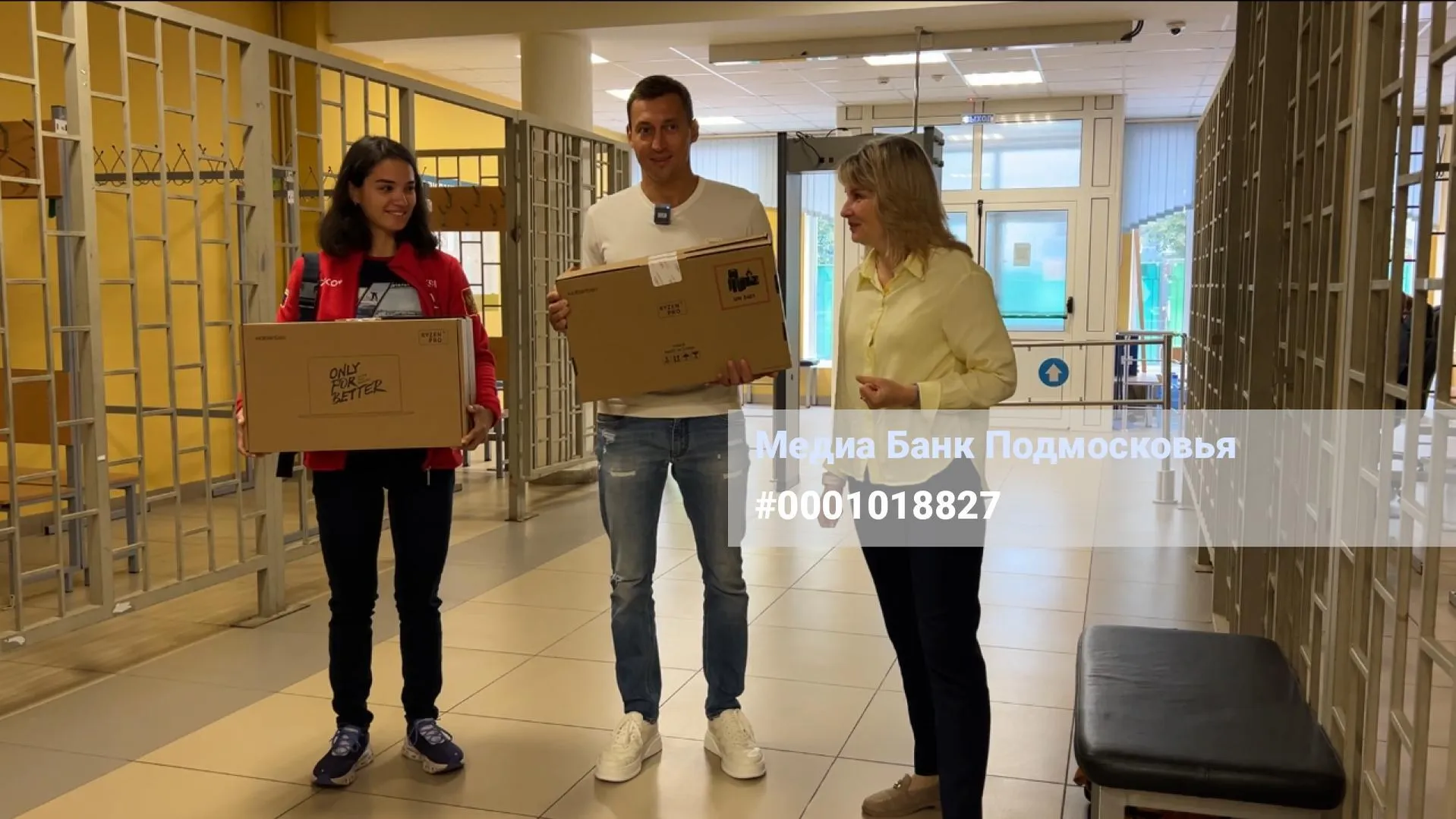 Олимпийские чемпионы подарили ноутбуки химкинской школе для особенных детей