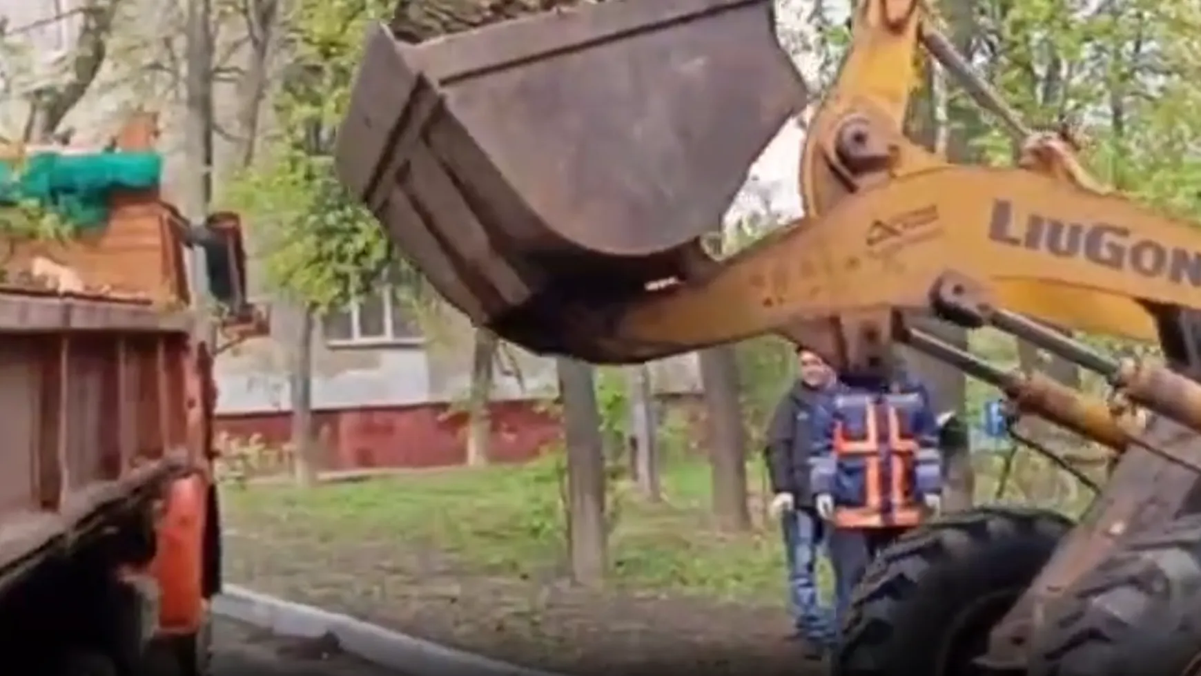Второй день МБУ «ДОДХИБ» ликвидирует упавшие деревья в результате непогоды