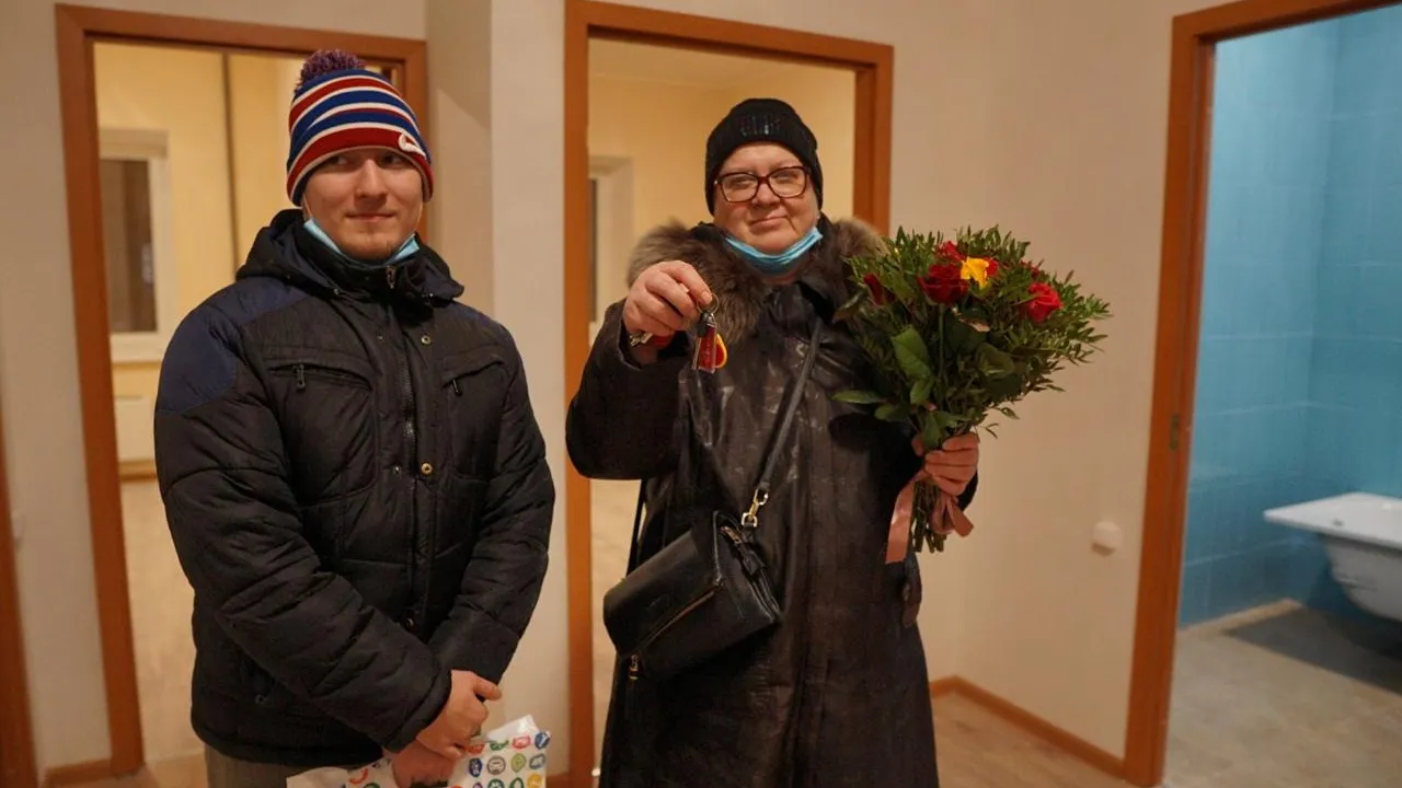 Глава Котельников вручил ключи от квартиры многодетной семье с детьми‑инвалидами