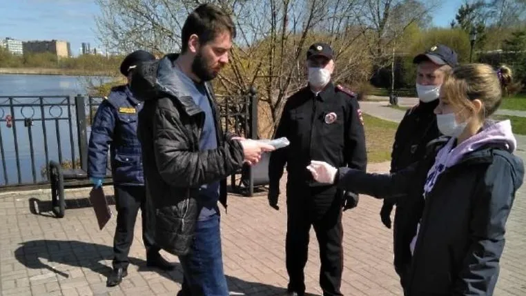 Около 1,5 тыс защитных масок раздали жителям Мытищ при проверке пропусков