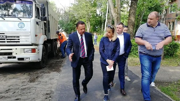 Глава Королева проверил ход ремонта дороги в микрорайоне Юбилейный
