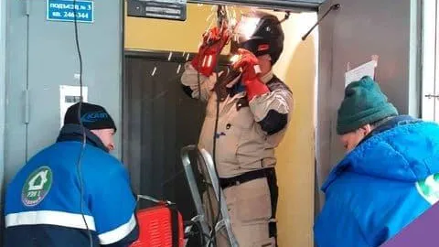 УК Балашихи отремонтировала входную группу подъезда дома на Горенском бульваре
