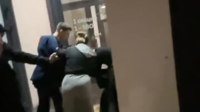 «Не положено с собакой!»: жительницу Мытищ оттаскали за волосы из-за щенка