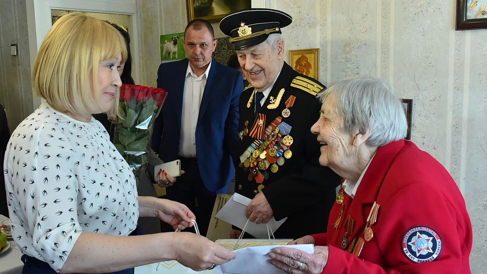 Министр соцразвития Подмосковья поздравила с Днем Победы семью ветеранов в Мытищах