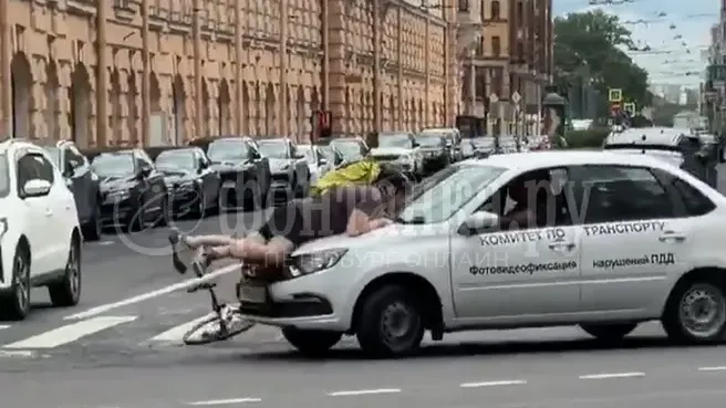 Машина «Центра управления парковками» прокатила мужчину на капоте в Петербурге