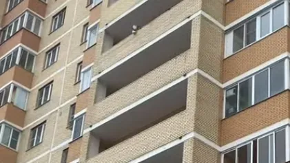 В Сети появилось видео с подростками, скидывающими лед с балкона дома в Подольске