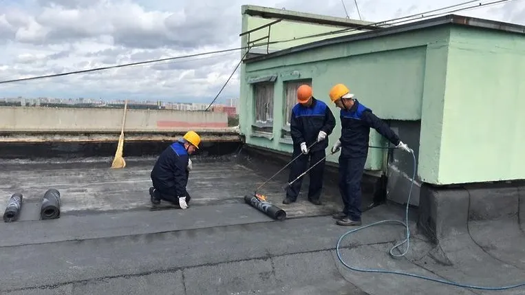 Жительница поселка Люберец пожаловалась на плохой ремонт кровли в жилом доме