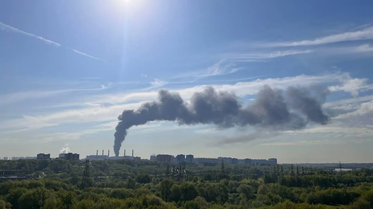 Складские помещения загорелись в Дзержинском