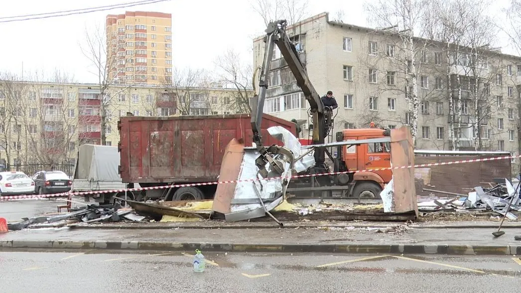 В Реутове начался демонтаж незаконного торгового павильона