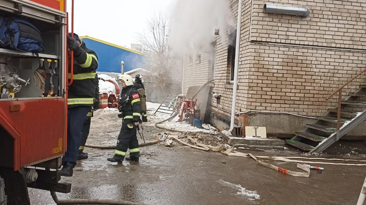 Нежилое здание загорелось на улице Чапаева в Королеве