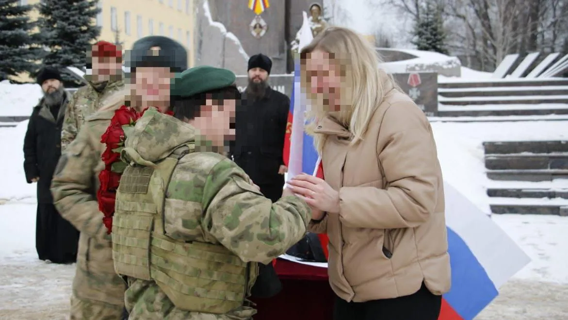 Прибывший из зоны СВО росгвардеец сделал предложение своей девушке в Подмосковье