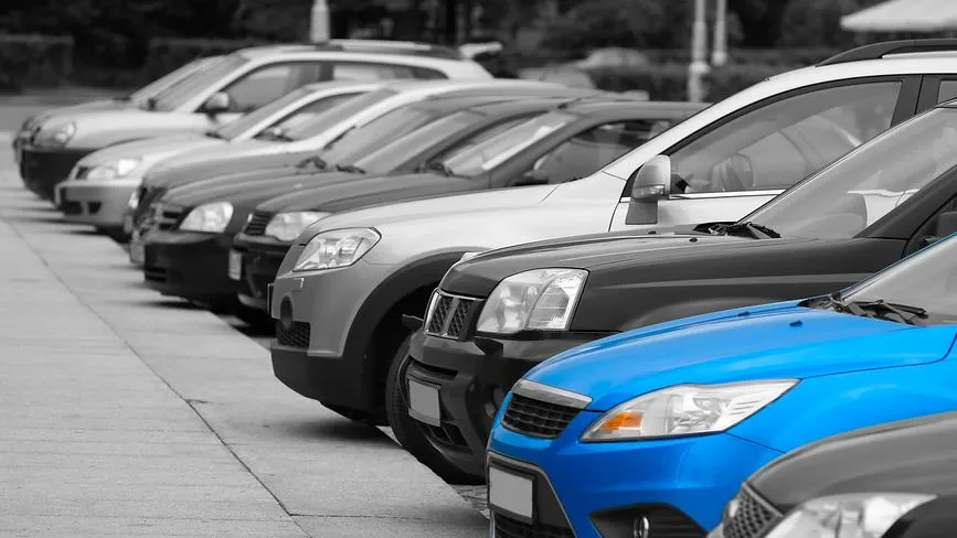 При «захвате» парковки во дворе надо жаловаться в управляющую компанию