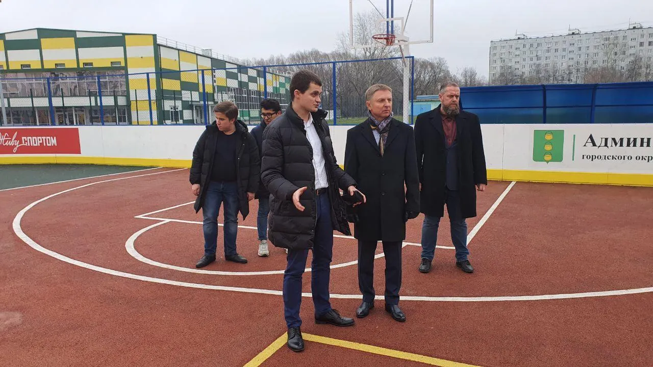 Хоккейную площадку отремонтировали в микрорайоне Силикат Котельников