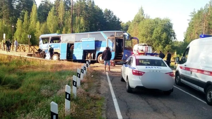 Число пострадавших при столкновении автобуса и поезда в Ленобласти выросло до 16