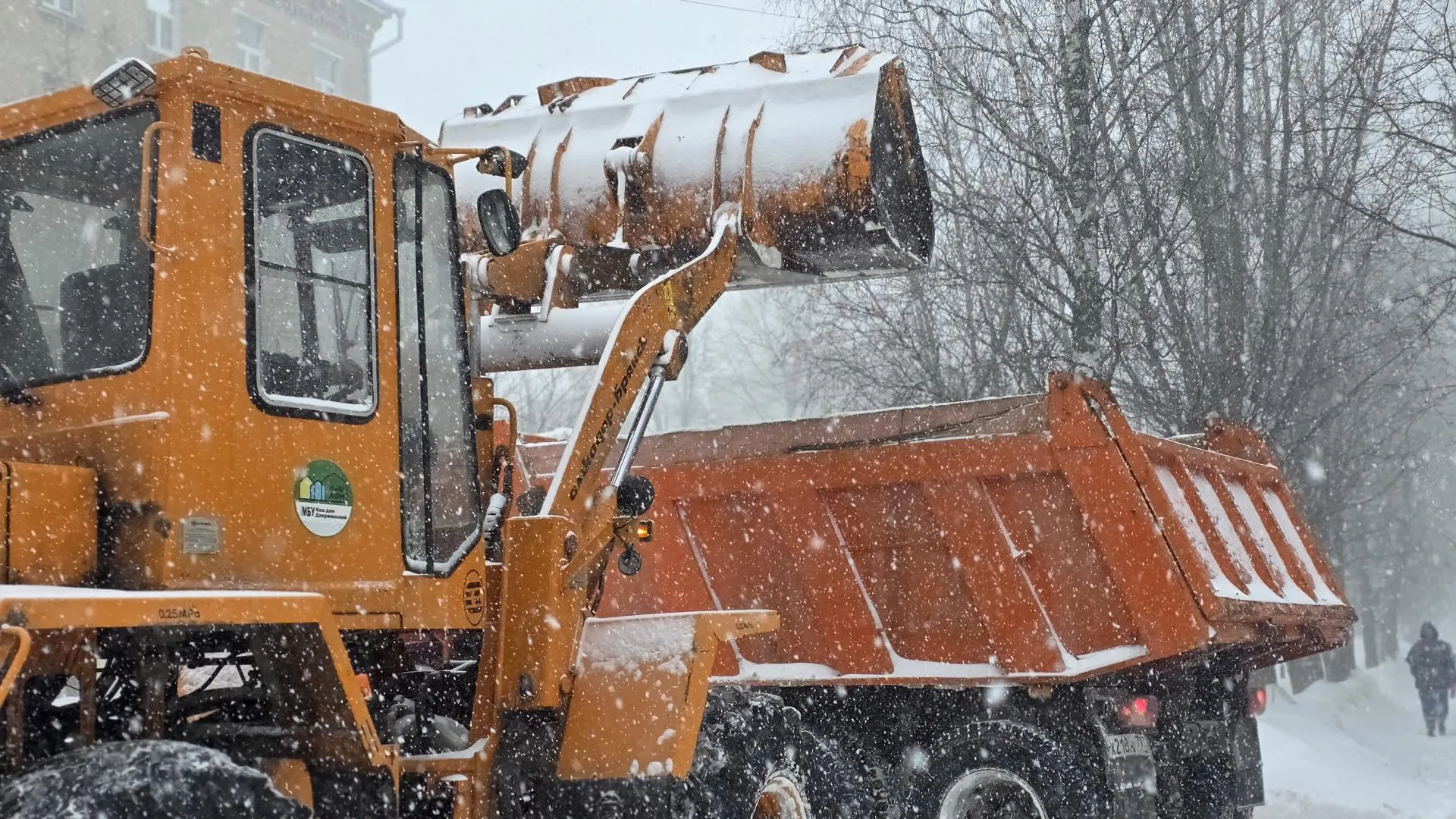 60 дворников и 14 единиц техники: Дзержинский борется со снегопадом