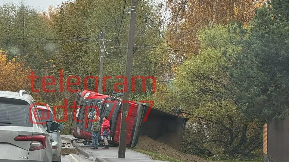 В подмосковном Солнечногорске перевернулся грузовик с песком