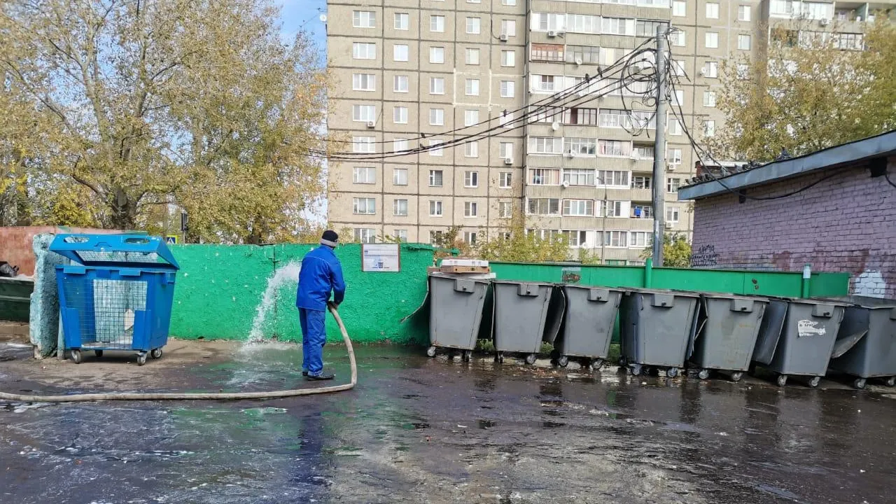 Мусоросборочные площадки начали промывать на Плещеевской улице Подольска