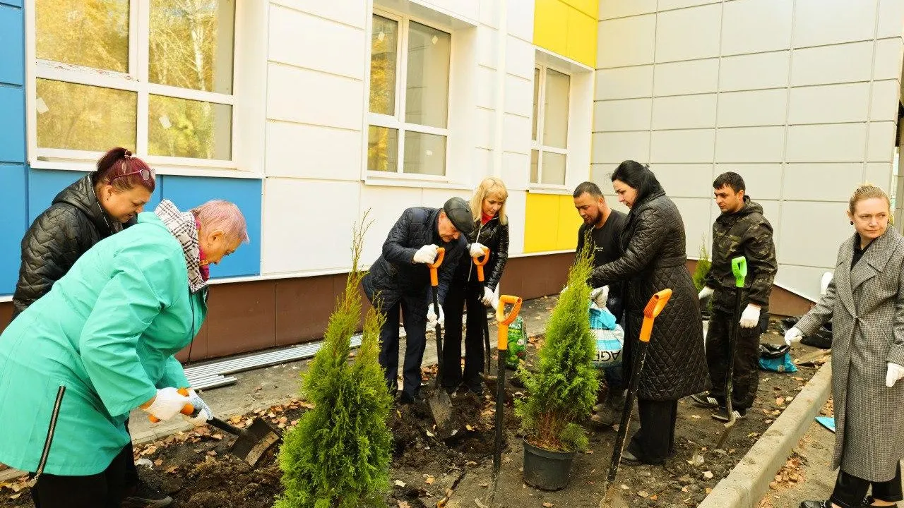 40 туй высадили у обновленного корпуса детсада в Реутове