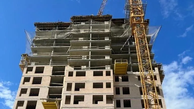 Многоквартирный дом на улице Текстильщиков в Домодедове достроят в 2023 г