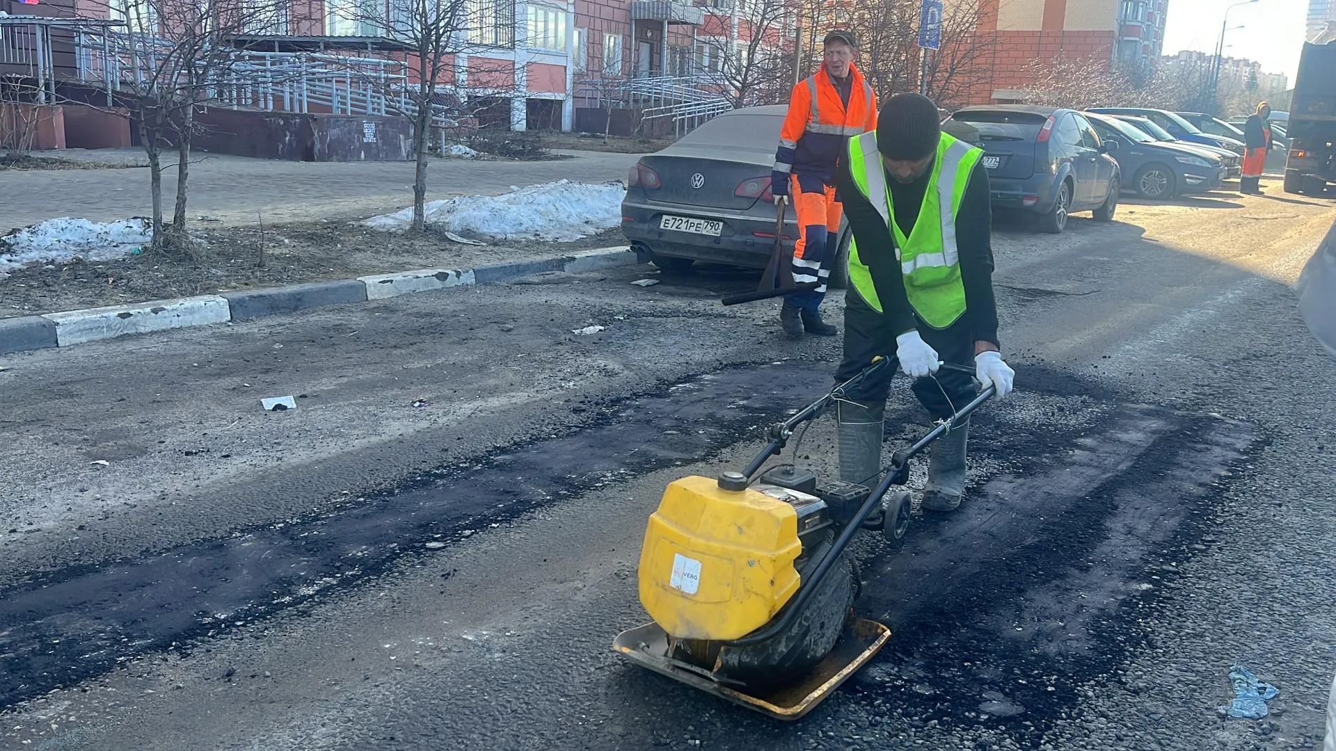 В Балашихе проводят ямочный ремонт