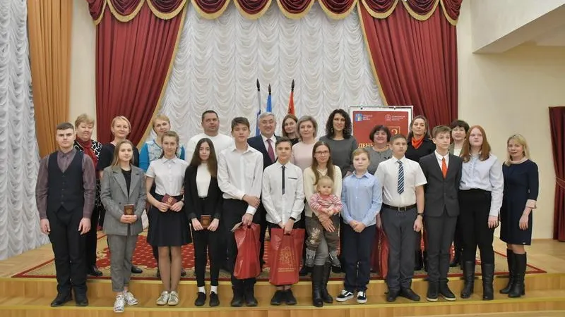 Глава Власихи вручил паспорта 10 юным жителям округа в честь Дня конституции