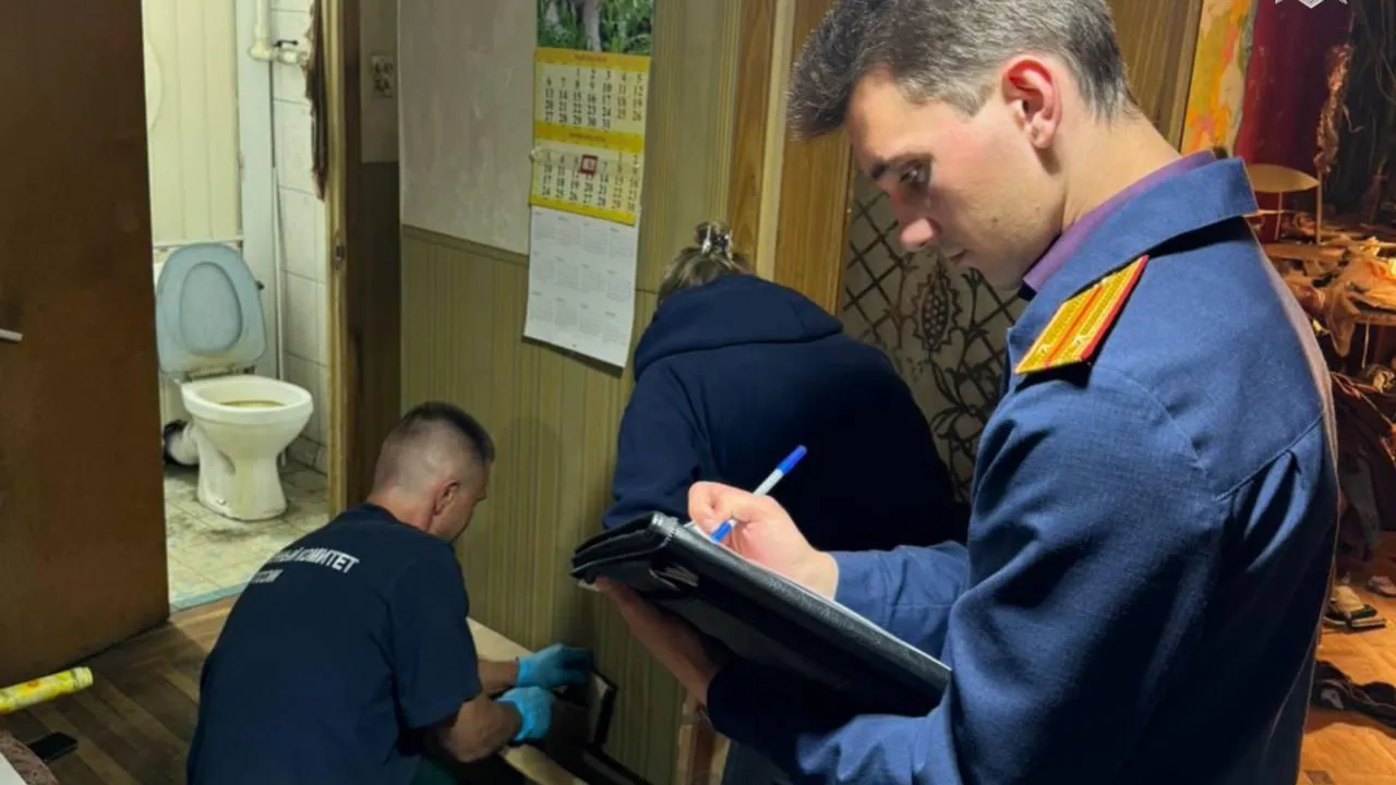 Женщина насмерть забила ломом отца в столичной квартире