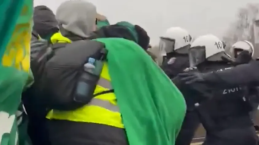 Полиция применяет против протестующих в Германии водометы и дубинки