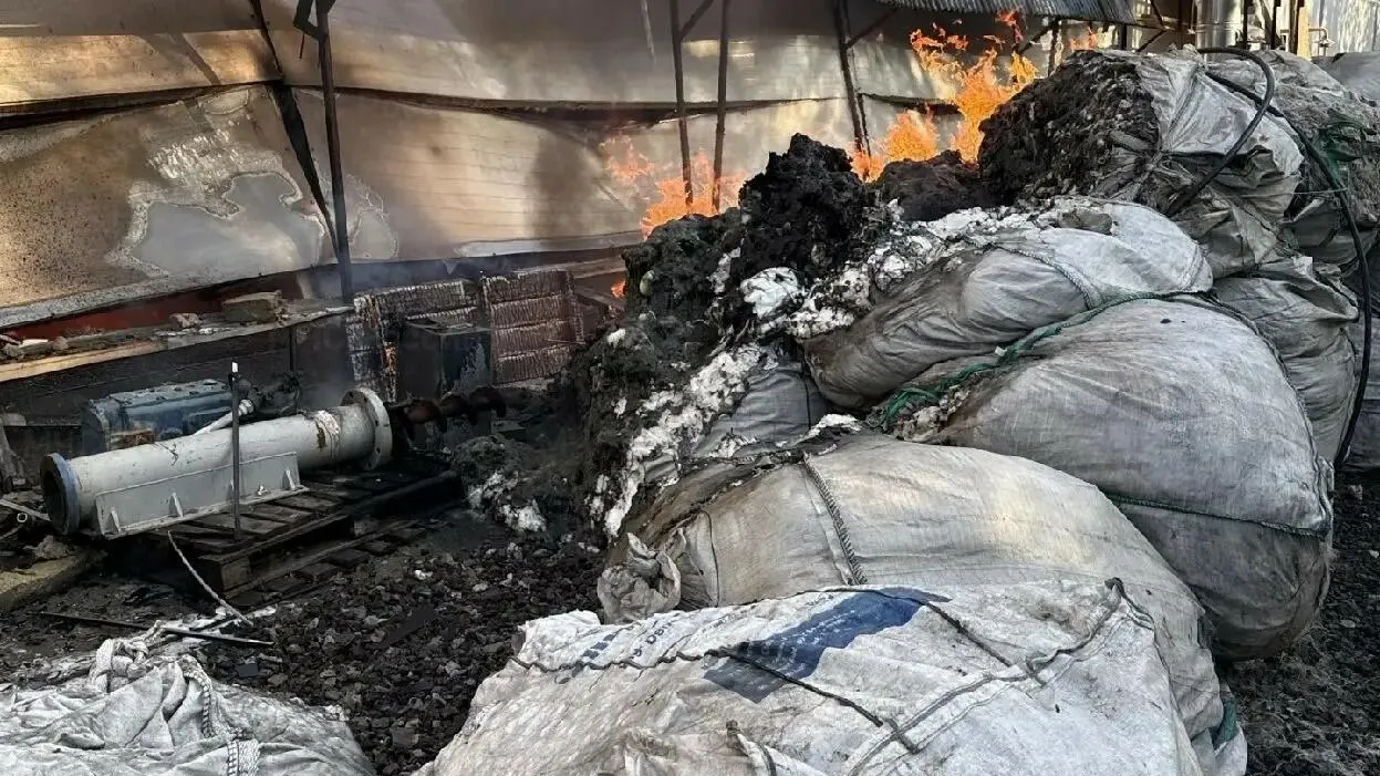 Площадь пожара на предприятии в Набережных Челнах превысила 10 тыс «квадратов»