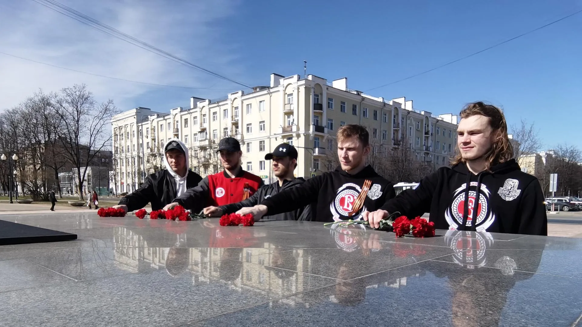 Игроки хоккейного клуба «Витязь» возложили цветы к Вечному огню в Балашихе