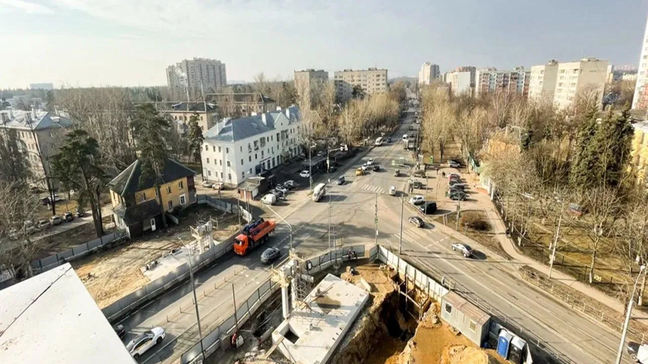 В поселках Люберец продолжают строить новые надземные пешеходные переходы