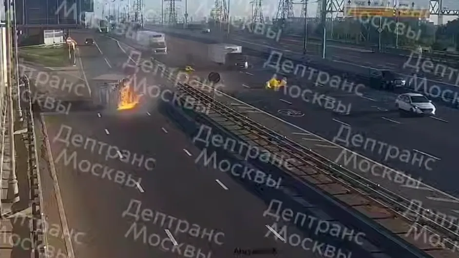 «ГАЗель» опрокинулась и загорелась, влетев в разделительный буфер на МКАД