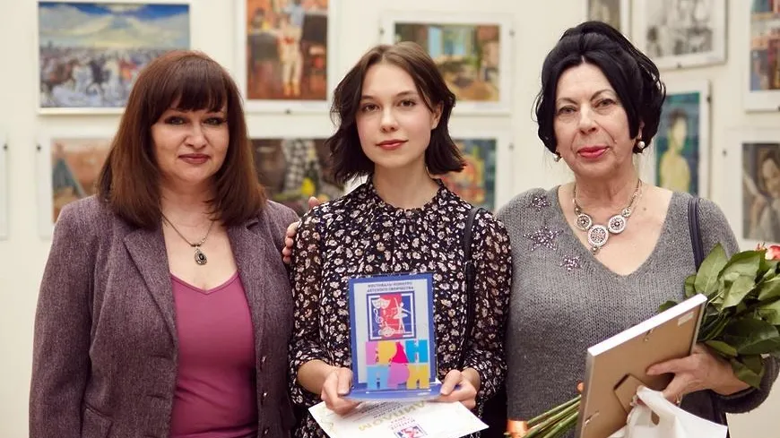Жительницу Подольска наградили на фестивале «Юные таланты» за картину с иконописцем
