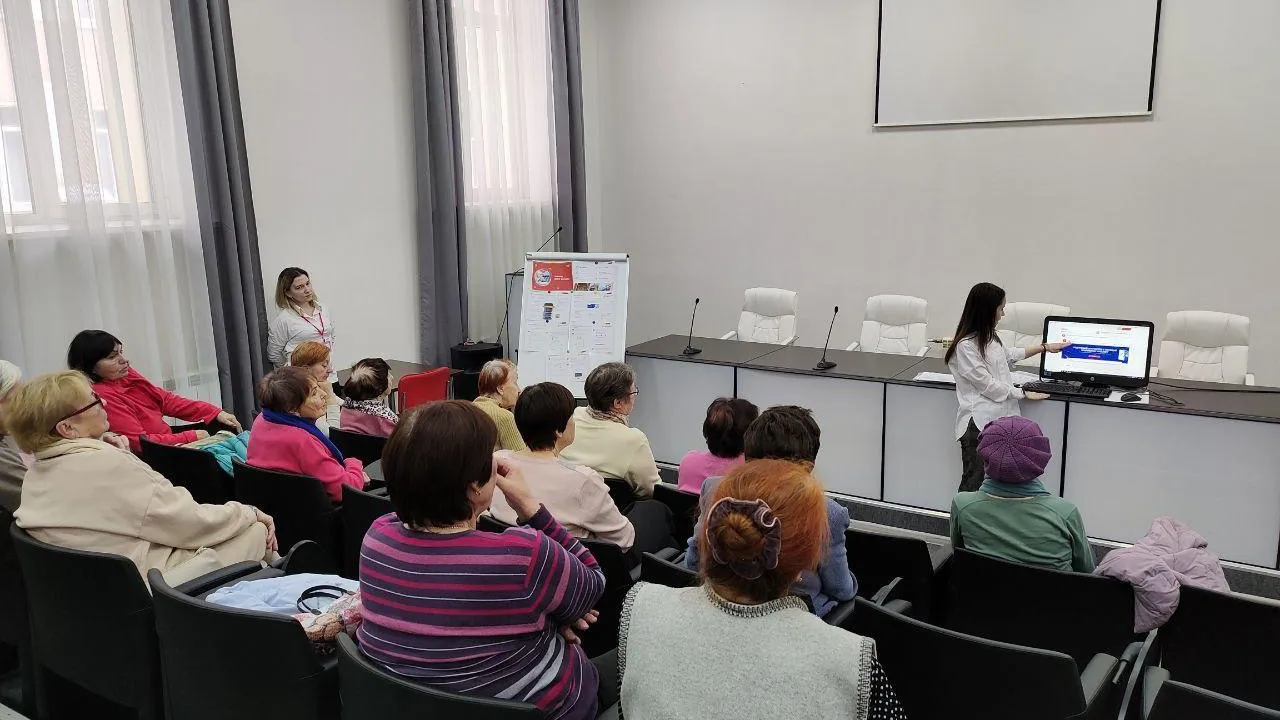 В МФЦ Балашихи обучили пенсионеров пользоваться онлайн‑сервисом «Умная платежка»