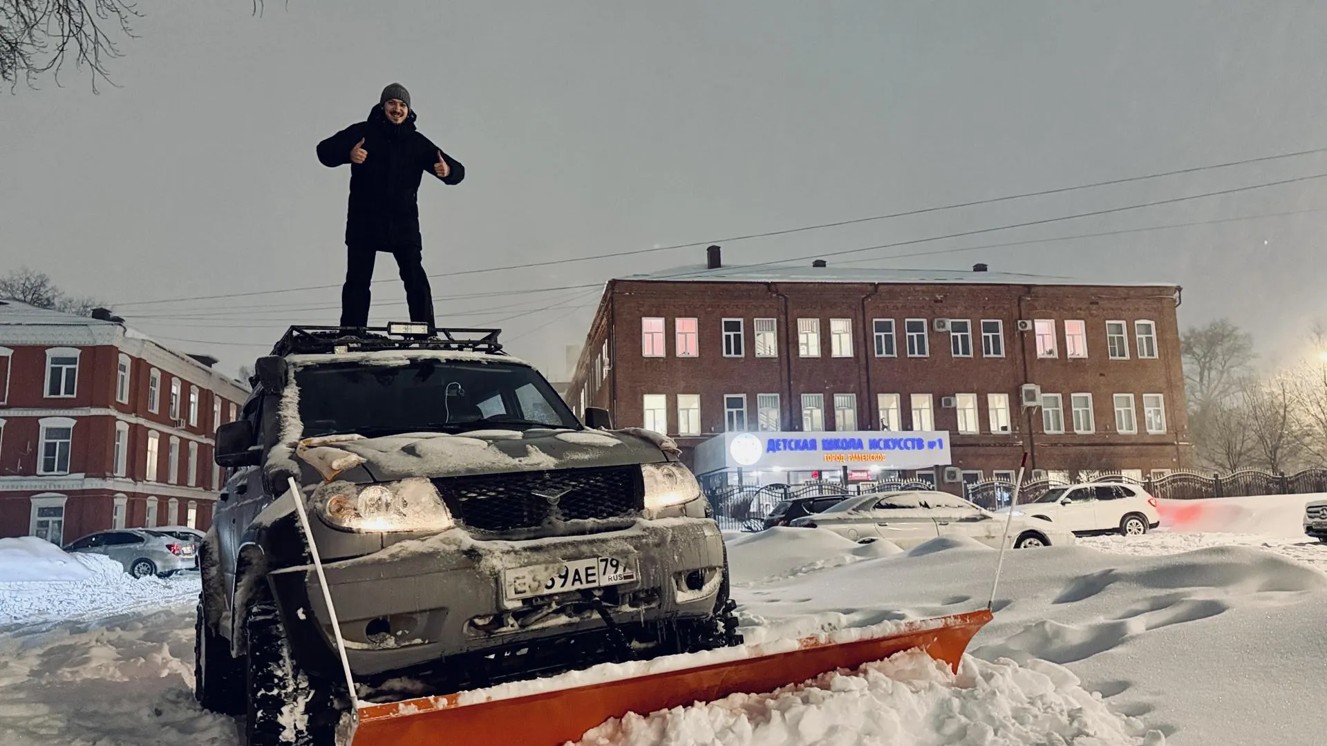 Житель Раменского округа расчищает улицы самодельным отвалом