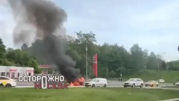 Автомобиль вспыхнул рядом с двумя АЗС в Москве
