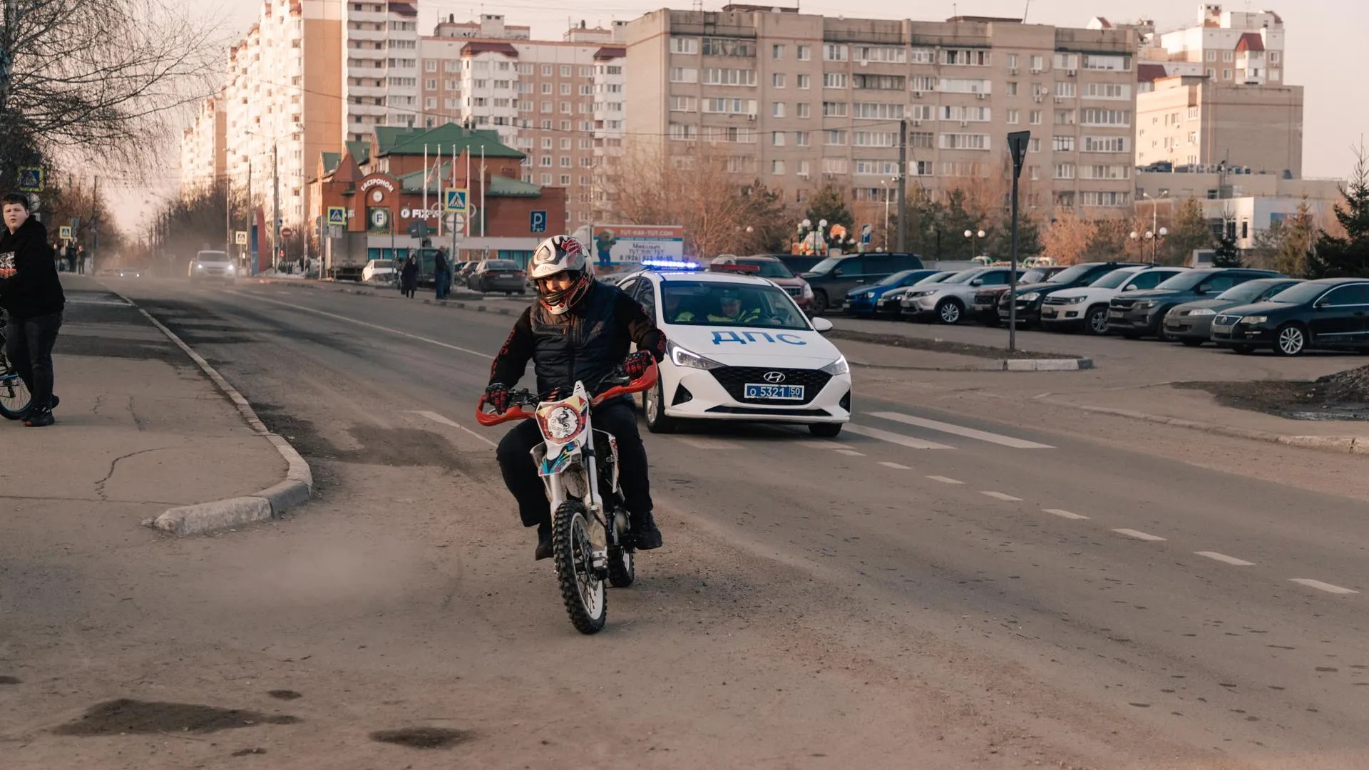 В Домодедове Подмосковья ГИБДД провела рейд против питбайкеров без прав