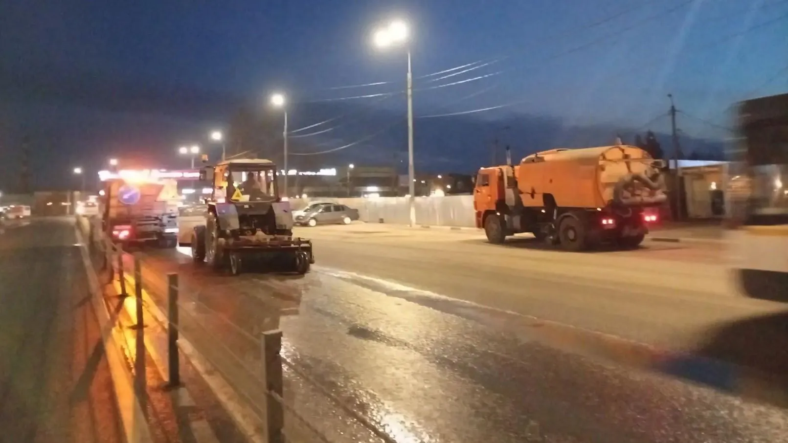 В Клину начали влажную уборку дорог после зимы