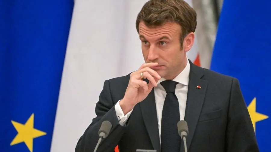 Захарова предложила ЕС и НАТО прокомментировать звонок Макрона Путину