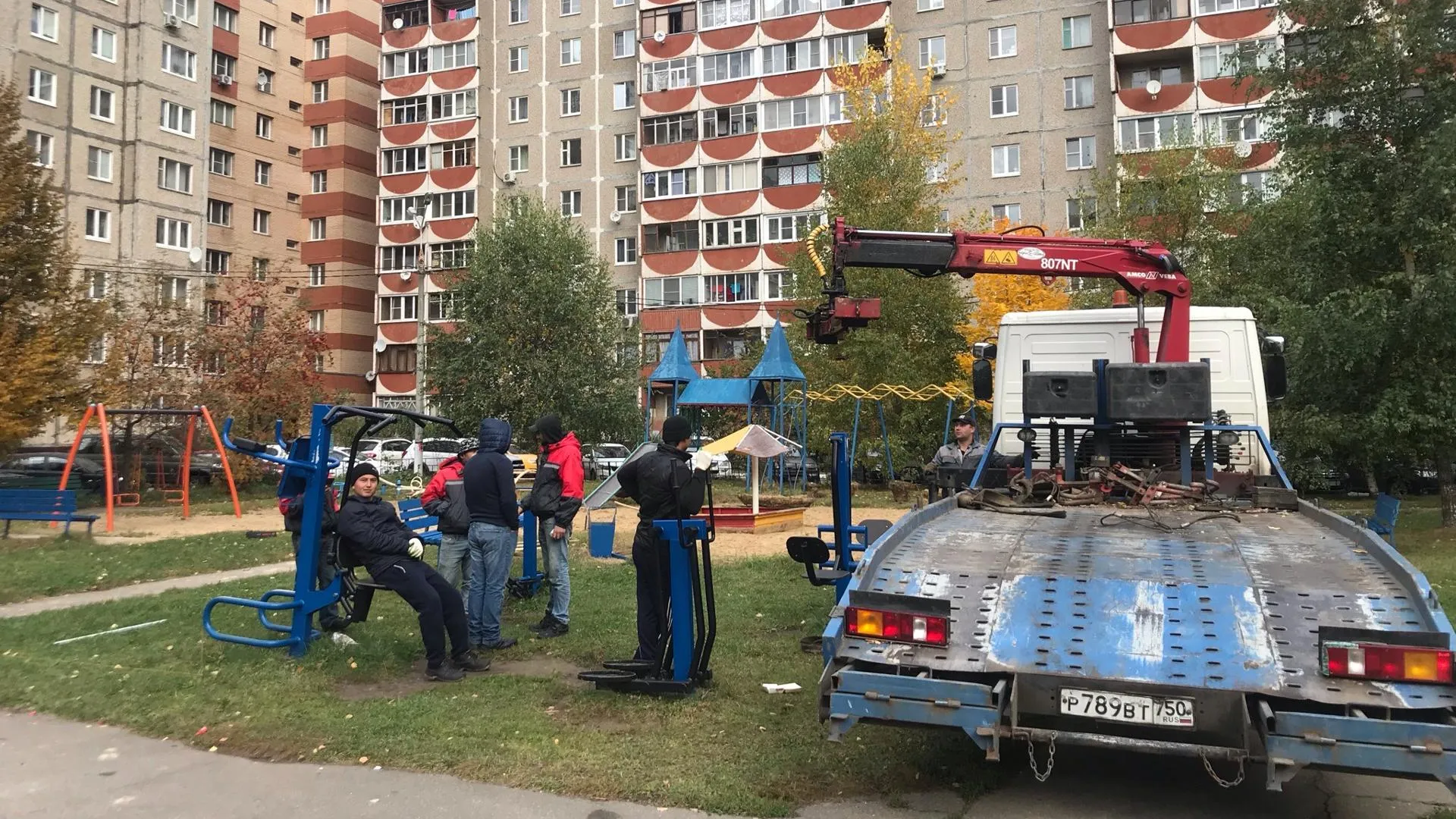 В микрорайоне Климовск Подольска начали возводить детскую площадку на территории 300 кв м