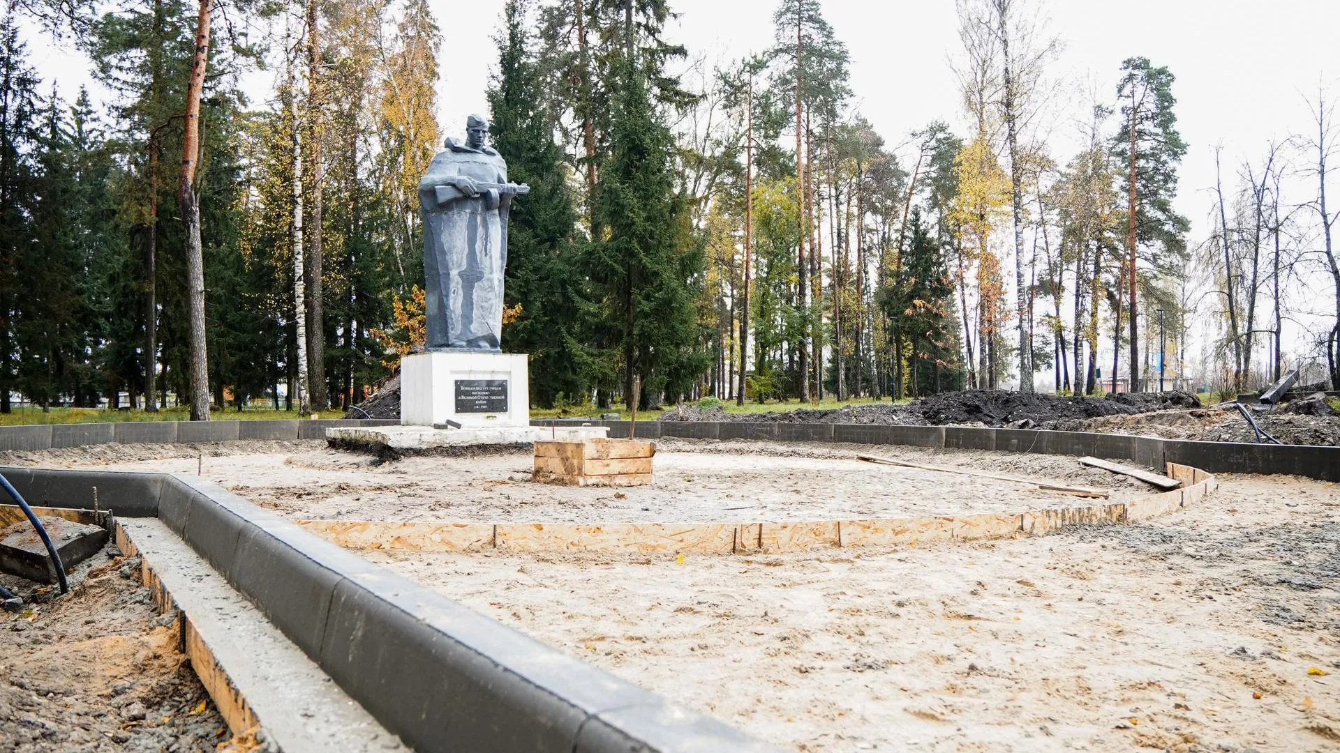 В поселке Шатурторф Шатуры начали реконструкцию памятника воинам ВОВ