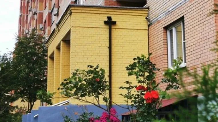 Жители дома в микрорайоне Котельников положительно оценили качество ремонта подъездов