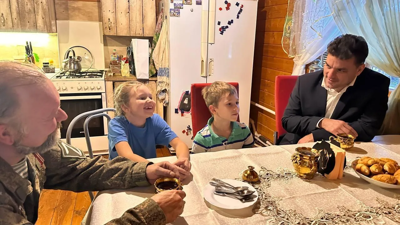 Глава Можайского округа поздравил с Новым годом семьи участников СВО